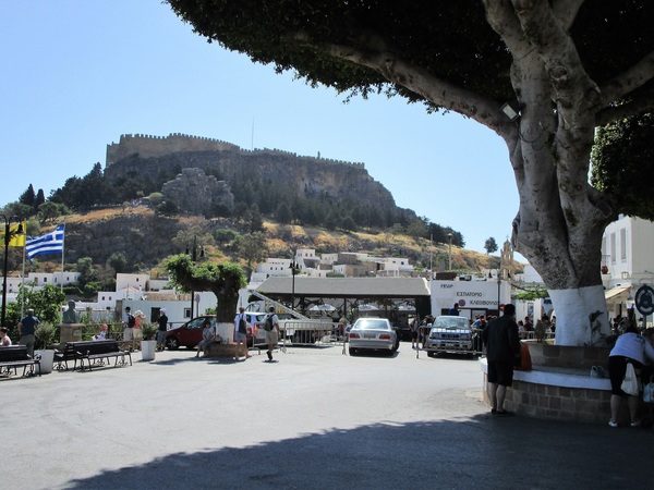 Akropolis vom Platz oberhalb des Dorfes gesehen