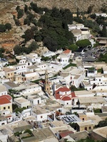 Dorfkirche und Dorfplatz von der Akropolis gesehen