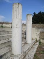 Stufen mit zwei Säulen