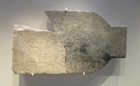 Relief mit griechischer Inschrift