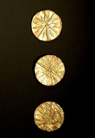 Archäologisches Musuem - Goldmünzen mit der Sonne von Vergina 