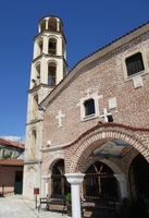 Kirche Agios Rafael-Eingang und Seitenansicht. 