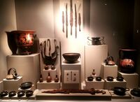 Vase, antikes Schwert und andere Gegenstände. 