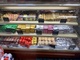 Auswahl von Süßigkeiten im örtlichen Supermarkt