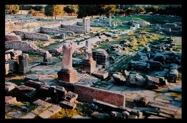 Gerichtsgebäude und andere Gebäude vom antiken Philippi. 