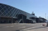Der neue Terminal mit der schönen Glasarchitektur. 