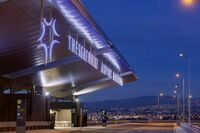 Neuer Terminal vom Flughafen Makedonia (Thessaloniki GR) abends.