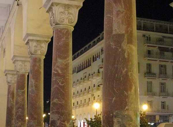 Aristotelesplatz - nachts. (Spaziergang) 