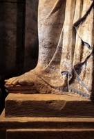 Gewand und Füße der Statue.