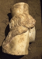 Der Kopf von der einen Sphinx wurde in der Grabkammer gefunden. 