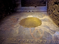 Vor dem Eingang des Grabes ein Mosaikboden.